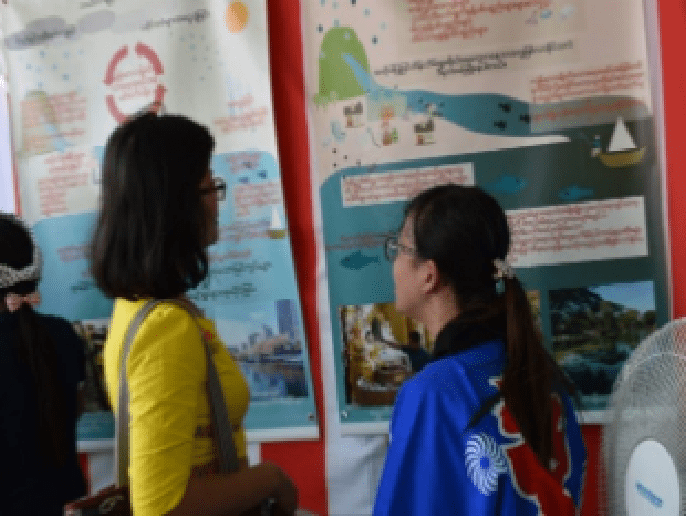 下水道に関する説明に聞き入るヤンゴン市民